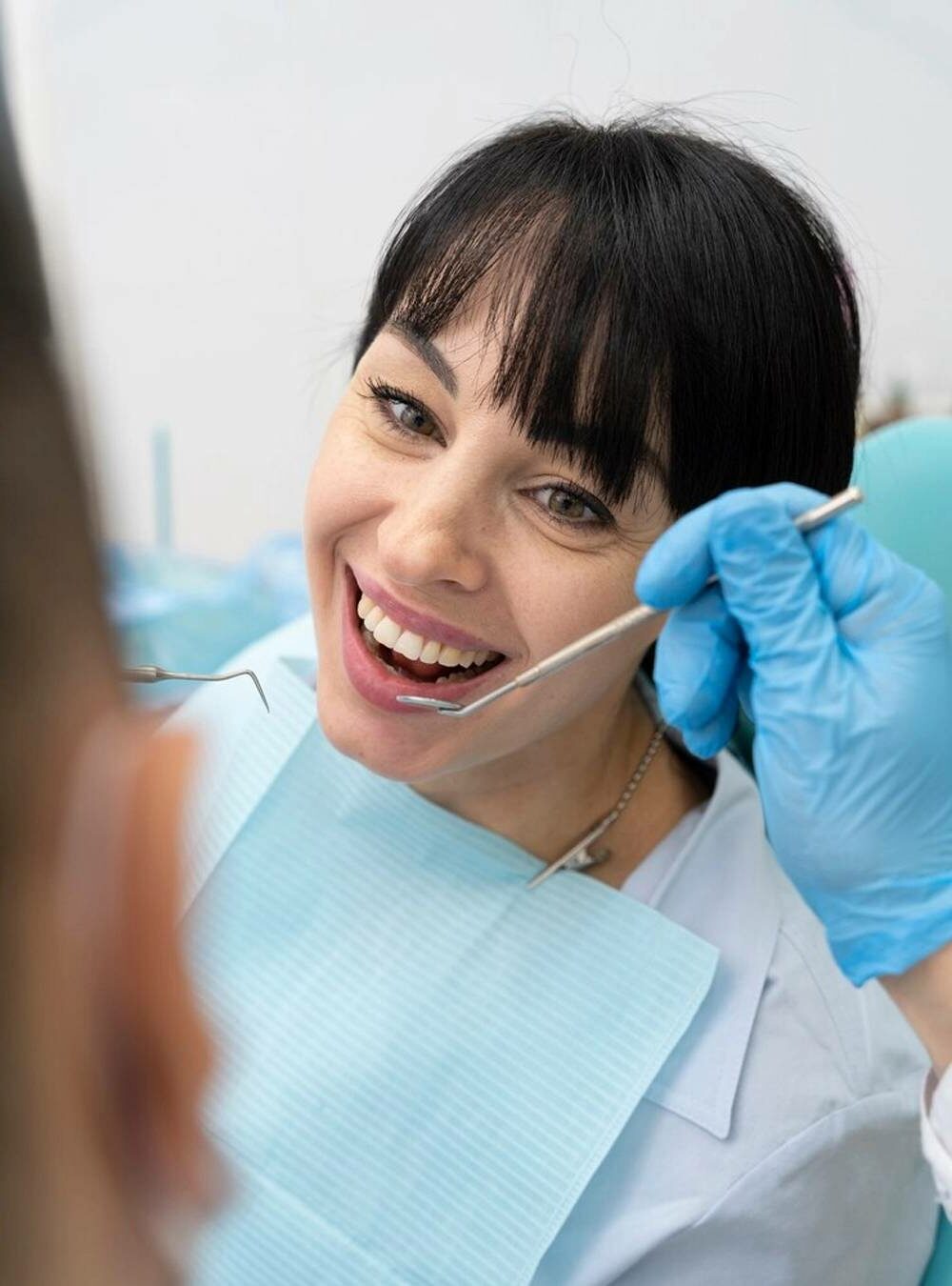 دندانپزشک در حال درمان بیمار